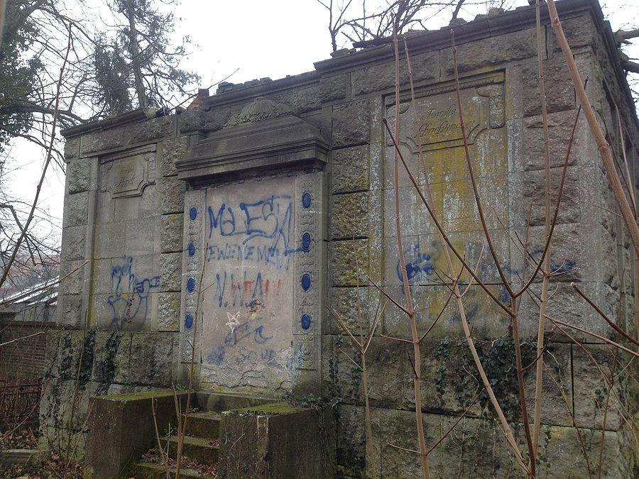 Grobowiec na starym cmentarzu w Wieleniu