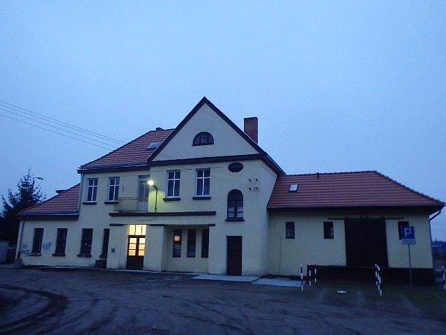 Budynek stacji kolejowej w Maksymilianowie - po remoncie