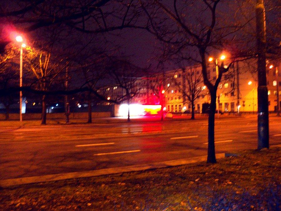 Więzienie Pawiak. Oświetlone jest biało - czerwonym światłem