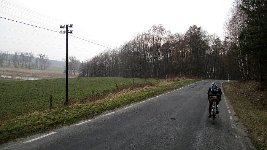 Nie ma to jak od razu ruszyć bocznymi szosami. Po lewej płynie Warta
