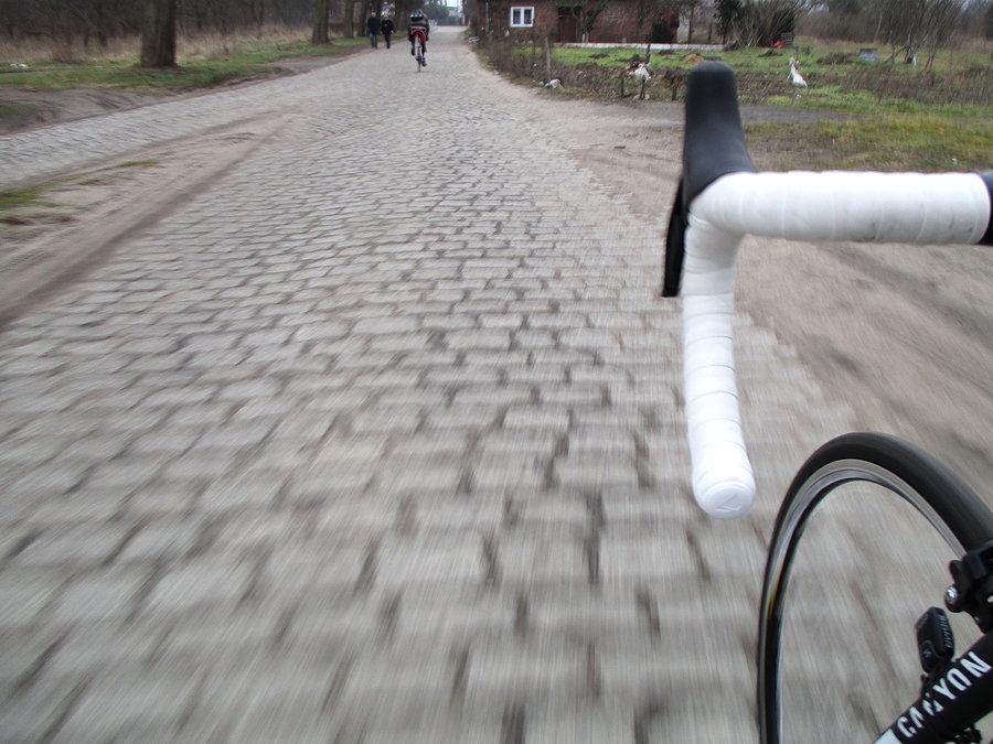 Trafiły się nam 3 krótkie brukowane odcinki a'la Paris - Roubaix :)