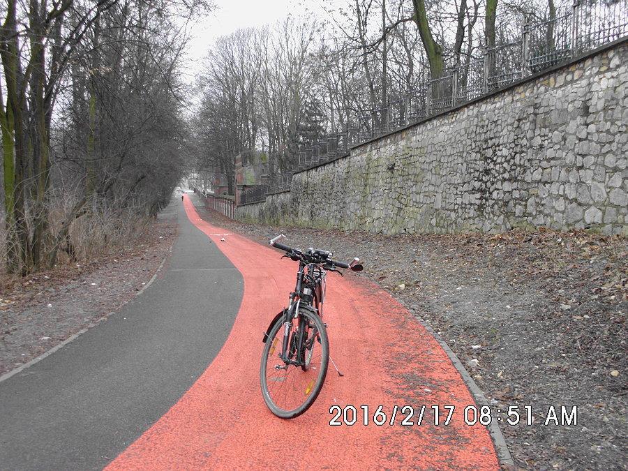 Na nowej drodze rowerowej wspinającej się na kalwaryjskie wzgórze w Piekarach Śląskich od strony ulicy Ziętka w stronę ulicy ks. Jerzego Popiełuszki