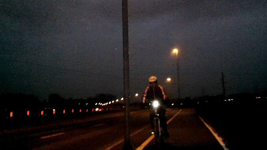 Rowerzystka... tylko czemu wszyscy jadą z wiatrem, a na nie