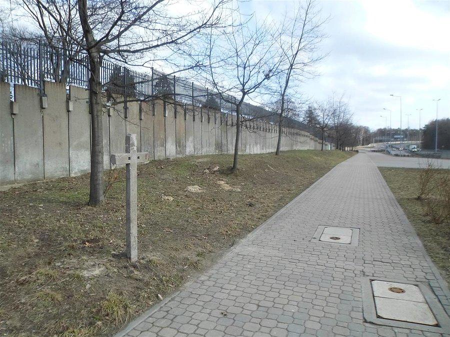 Krzyż przy murze Powązek