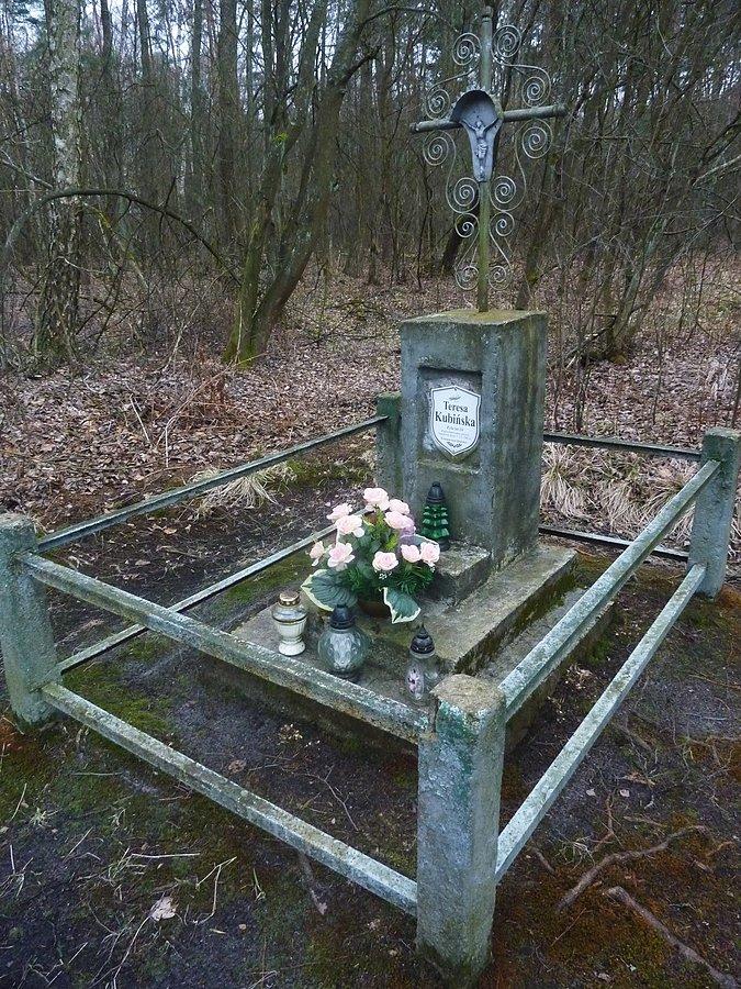 Krzyż poświęcony pamięci 14-letniej Teresy, którą zamordowano w tym miejscu w 1962 r
