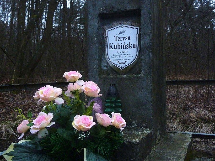 Symboliczny grób upamiętniający zamordowaną w tym miejscu w 1962 r. czternastoletnią Teresę