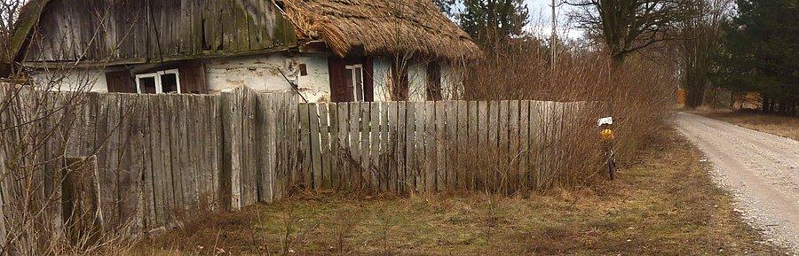 Drewniana zabudowa w Kirsztajnowie. Okolice KPN