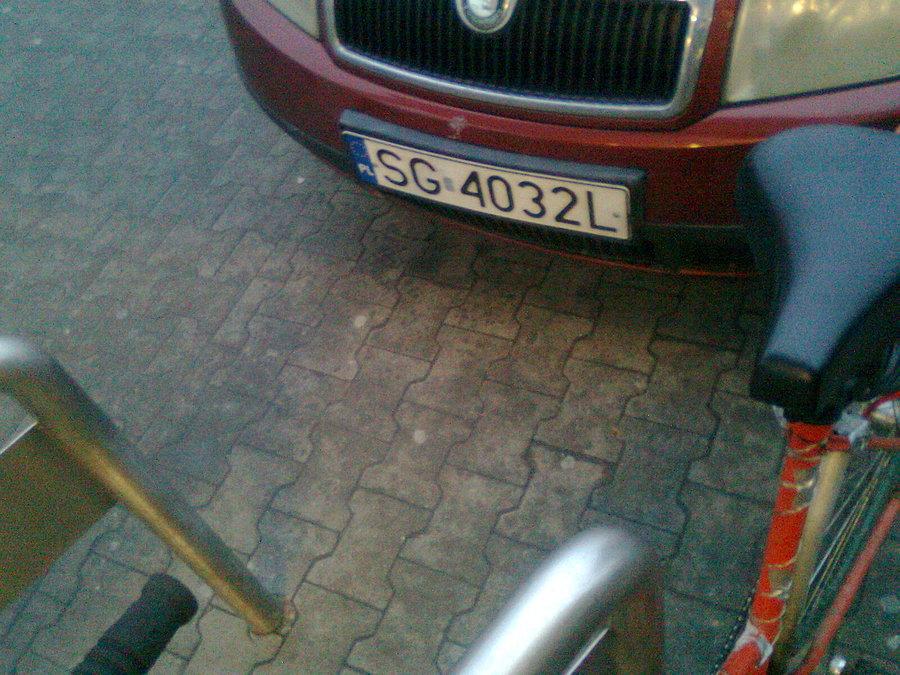 Kolejny "miszcz" parkowania ;)