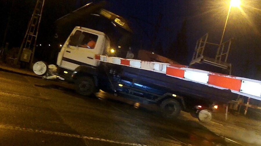 Dawno nie widziałem w tym miejscu pociągu, za to koparki, ciężarówki... są na porządku dziennym i... nocnym