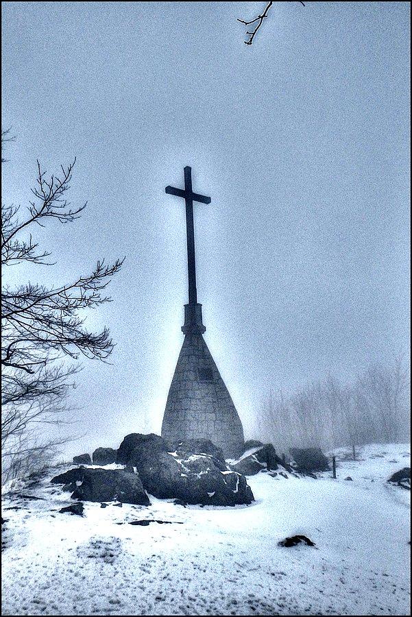 Krzyż w chmurze