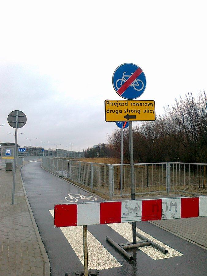 Po prawej zamknięty przejazd dla rowerów