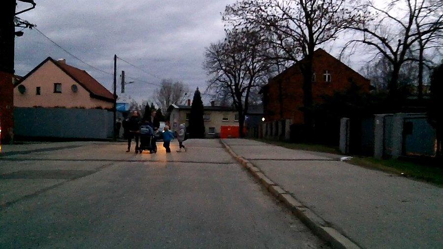 Centralne łażenie po drodze... dobrze, że to boczna... oczywiście chodnik jest