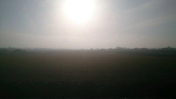 Ostre Słońce nad polami