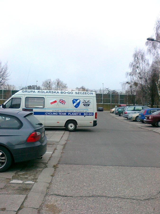 Samochód szczecińskiej grupy kolarskiej