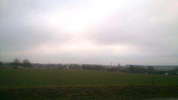 Ciężkie chmury nad polami