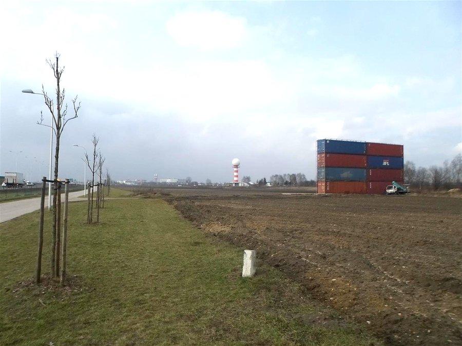 Ściana kontenerowa w polu obok lotniska
