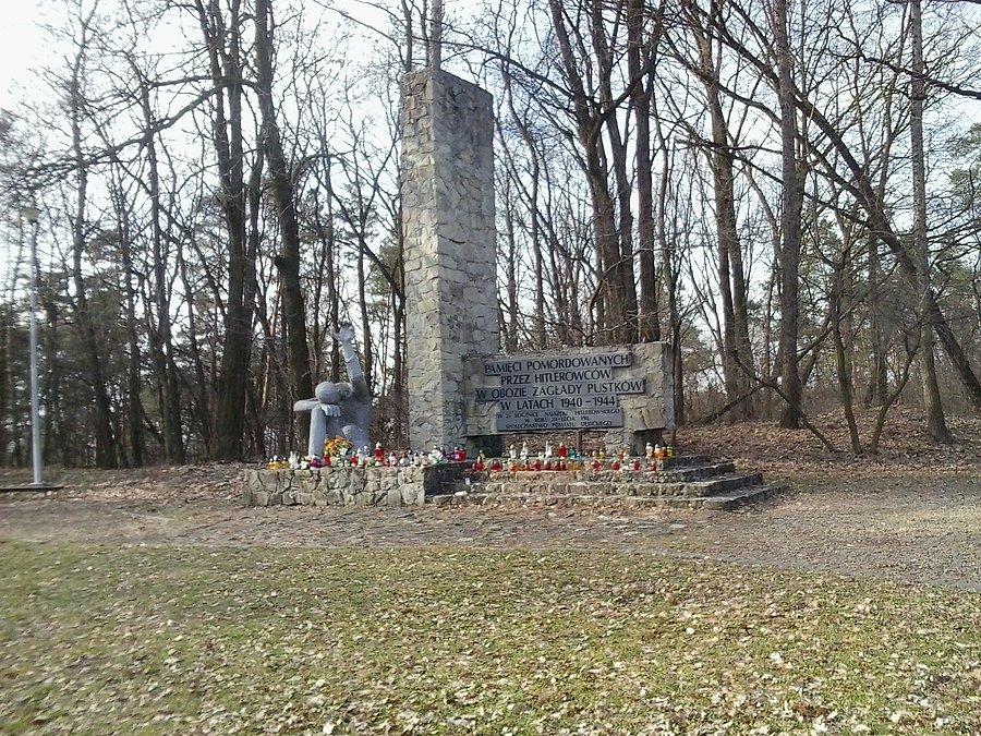 Pomnik w Pustkowie w miejscu zagłady