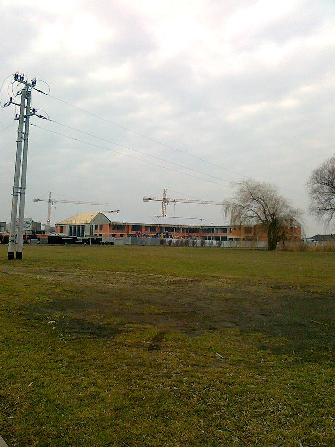 Budynki obok rosną błyskawicznie