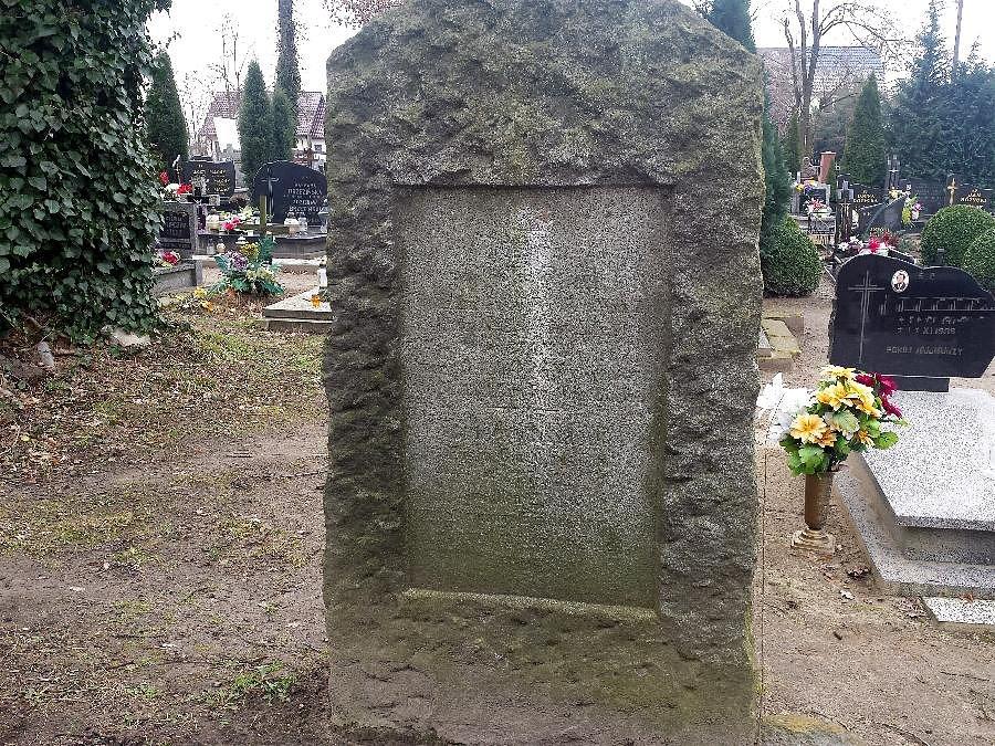 Dolice - stela poświęcona dwóm mieszkańcom wsi poległym w I wojnie światowej