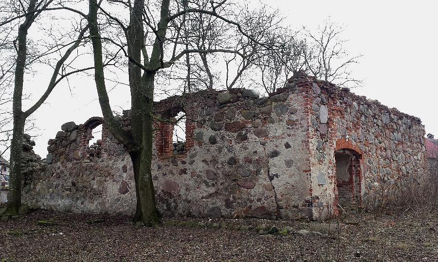 Pomietów - Ruina kościoła z XVI w