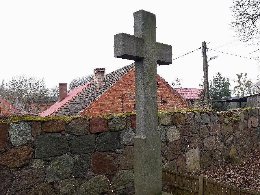 Pomietów - kamienny obelisk w formie łacińskiego krzyża