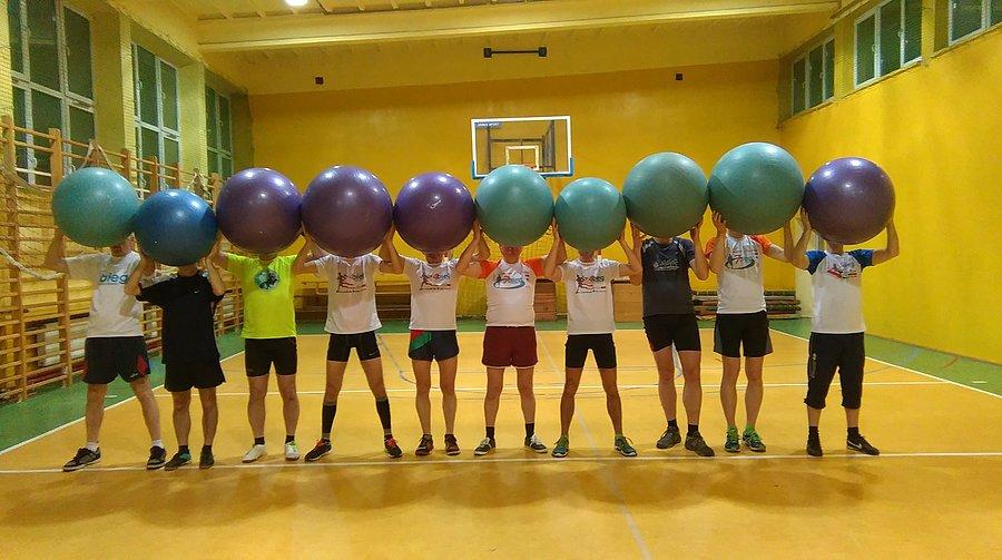 Foto zagadka - Zabiegani Częstochowa na sali gimnastycznej