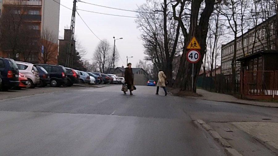 Uwielbiam to miejsce, prawie zawsze ktoś tutaj goni na przełaj, gdy kawałek dalej jest przejście