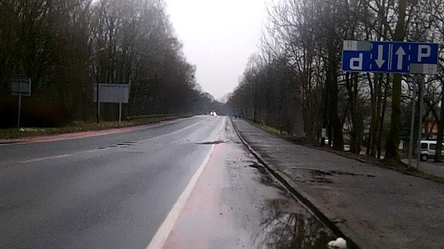 Przerasta mnie interpretacja tego znaku... tym bardziej, że zaprasza do parkowania na wiadukcie