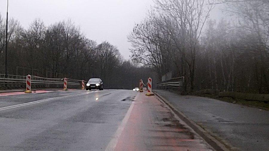 Zasieki na szczycie wiaduktu... to też zaskoczenie... na noc to rozkładają a później zwijają