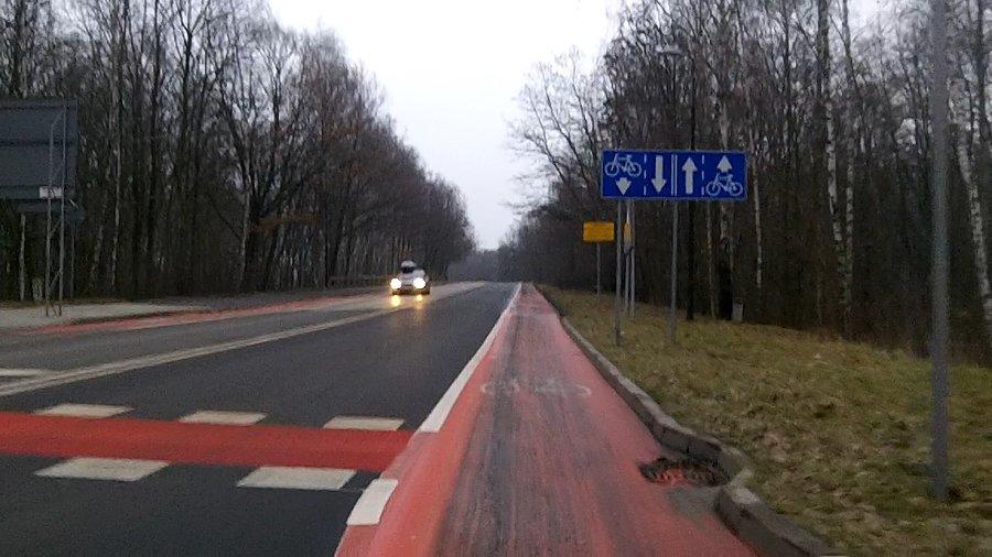 Rano były tutaj inne znaki... czerwone malowanie oznaczało parking
