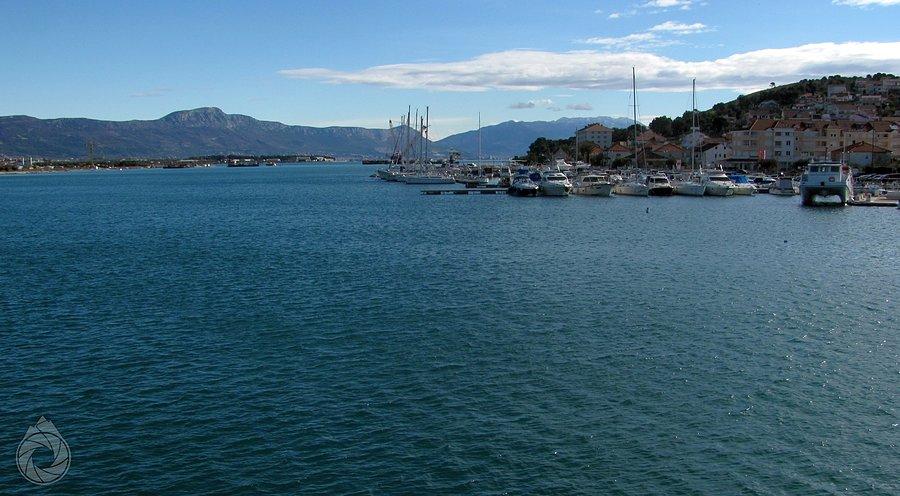 Trogir z rana, rzut oka w stronę Splitu