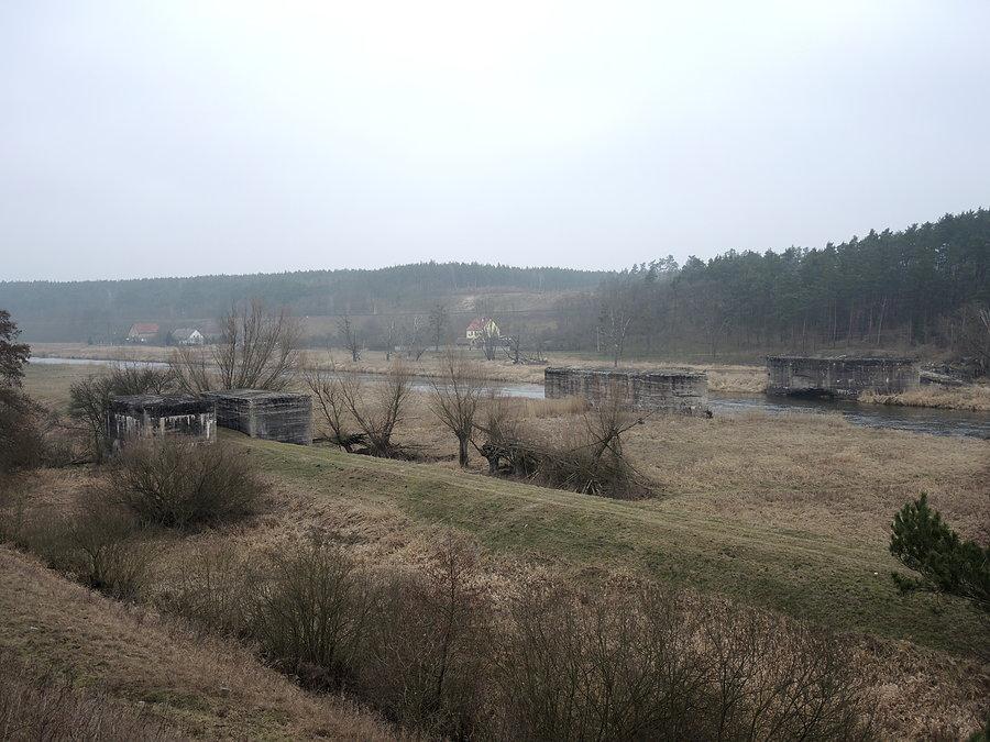 Widok na jaz z mostu kolejowego. Widać zarówno część północną jak i południową