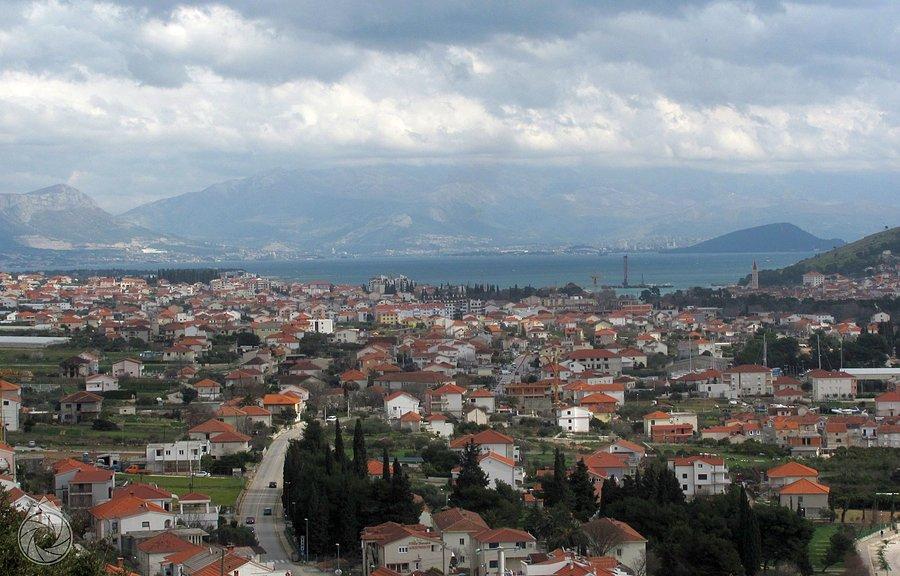 Trogir, zatoka,i Split w tle
