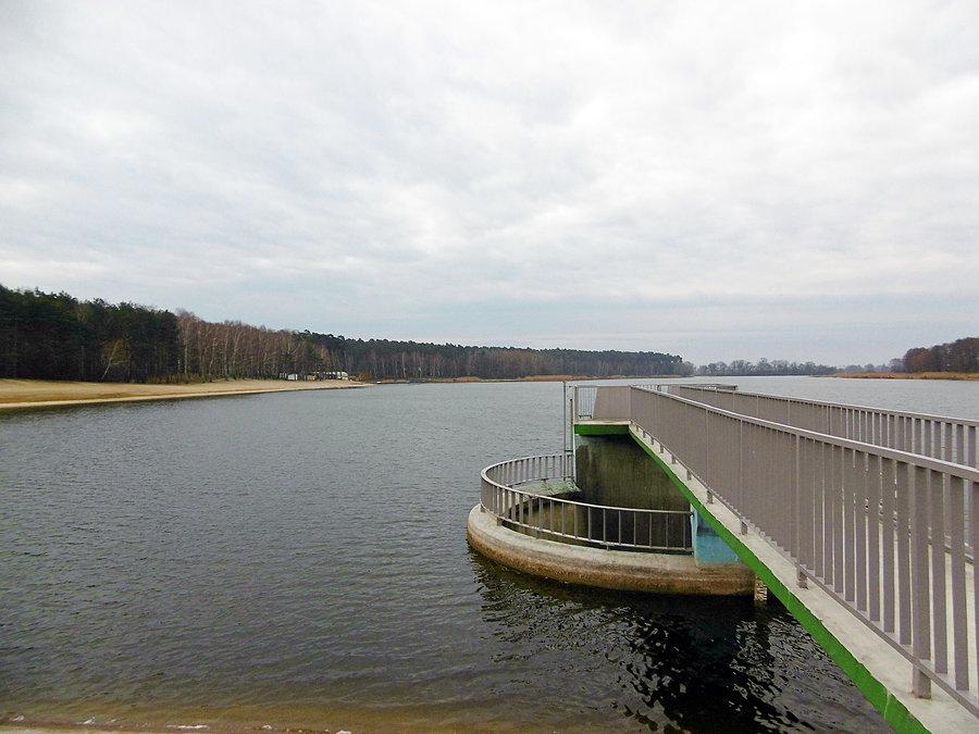 Widok na jezioro i tamę w Gołuchowie