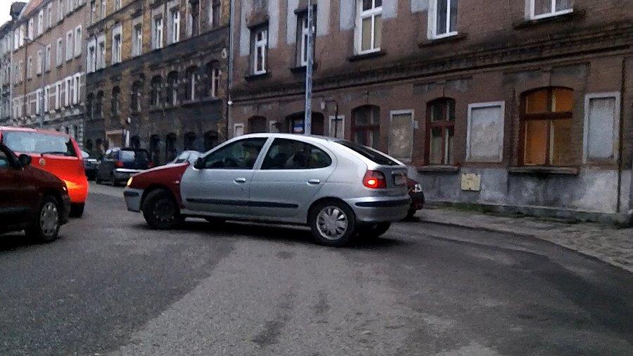 Mistrz parkowania... trwało to dobrą minutę przy zablokowaniu drogi