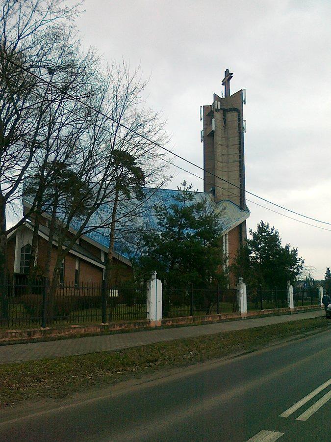 Kościół w Laskach od drugiej strony