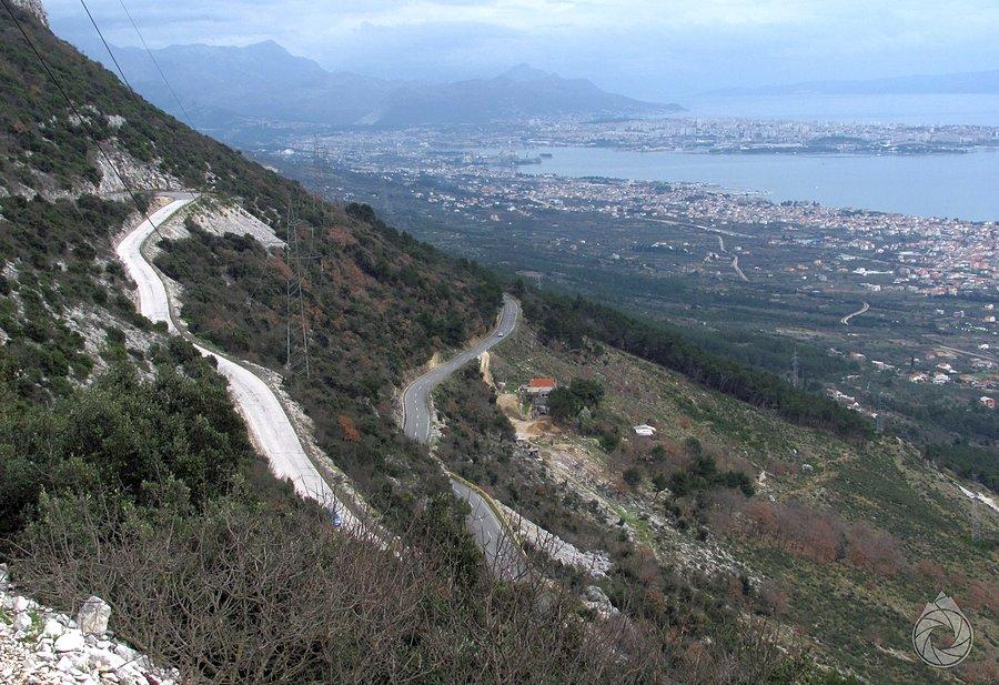 Zjazdy po stromych zboczach, z widokami na Split