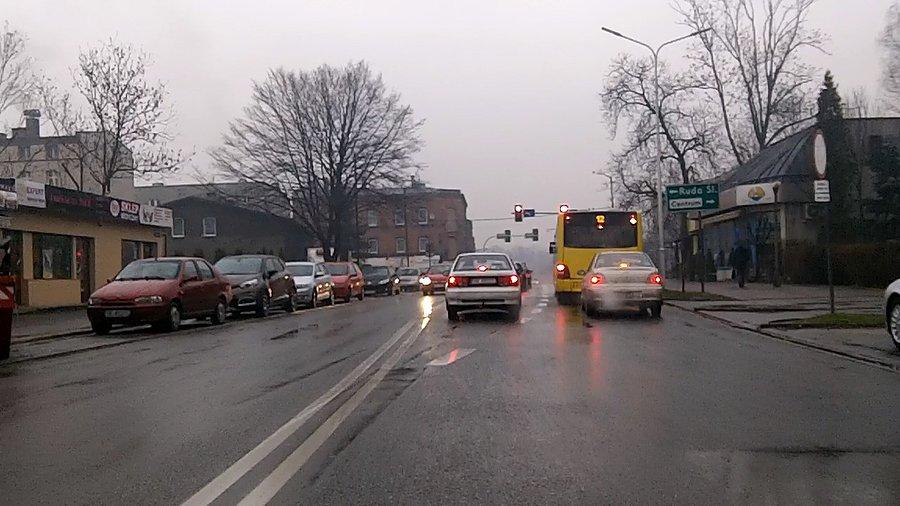 Trochę samochodów na skrzyżowaniu Medyków z Panewnicką