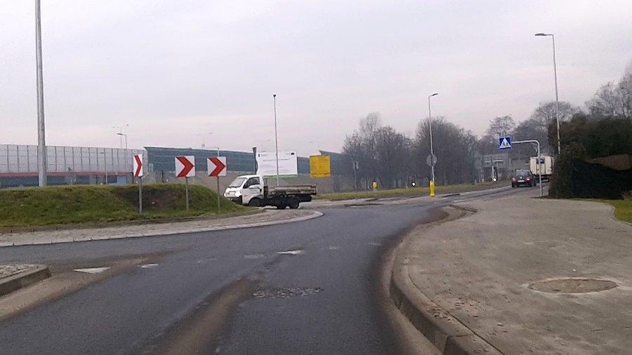 Po prawej DDRka - całe 20m wzdłuż ronda