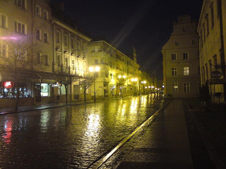 Deszczowo w Brzegu na Rynku