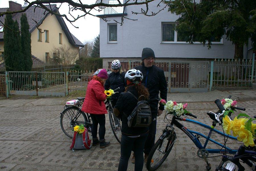 Pod domem siwobrodego szykujemy się do wyjazdu