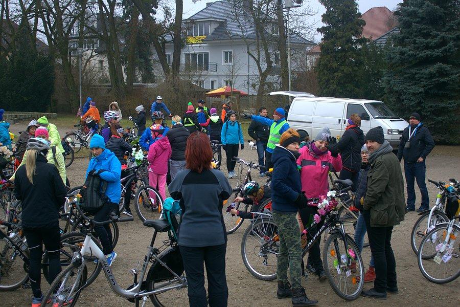 Tłum Pań pod Orłami w Parku Kasprowicza