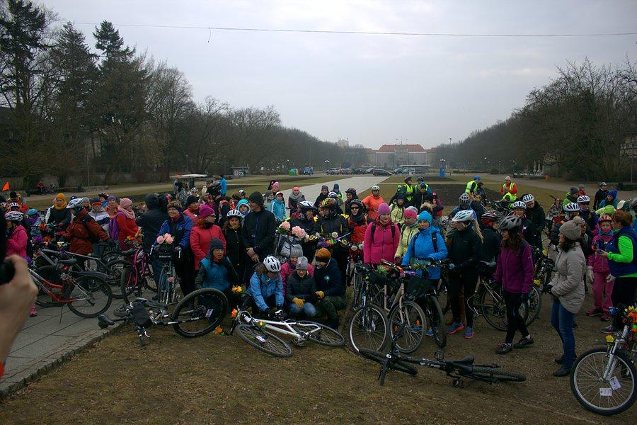 Tłum Pań pod Orłami w Parku Kasprowicza