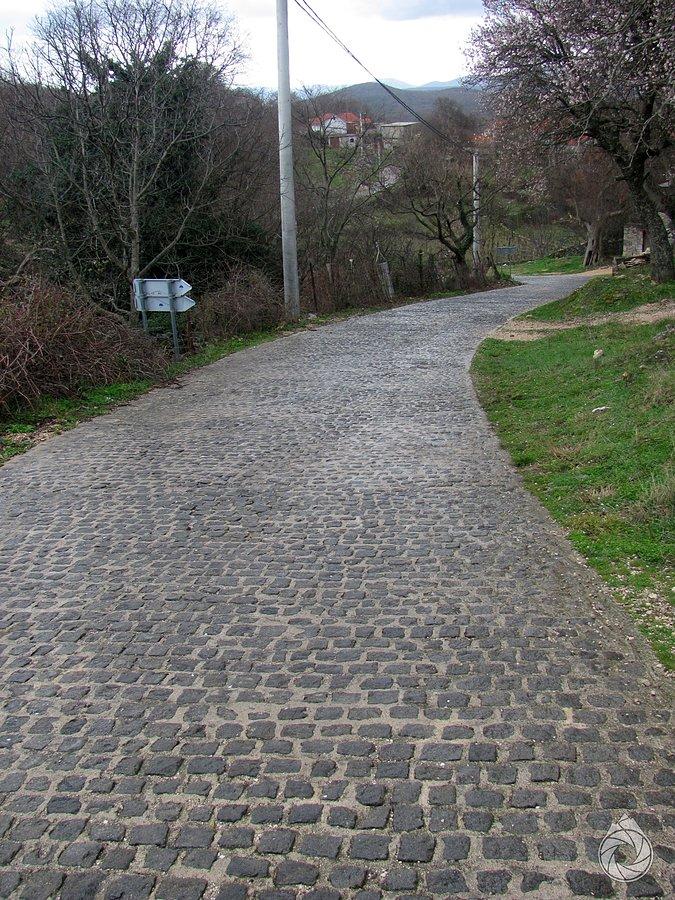 Brukowany zjazd po super deszczyku