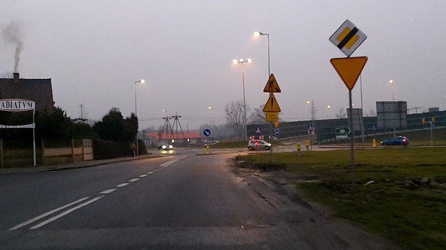 Po lewej na wysokości loga Radiatym jest teoretycznie DDRka - 20m, ale znaku o początku jest tylko z drugiej strony