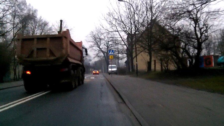 Idiota w ciężarówce, na bank miał sporo więcej niż 50km/h, wyprzedzał na podwójnej ciągłej, samochód był na tyle zasyfiony, że nie było szans na odcyfrowanie rejestracji