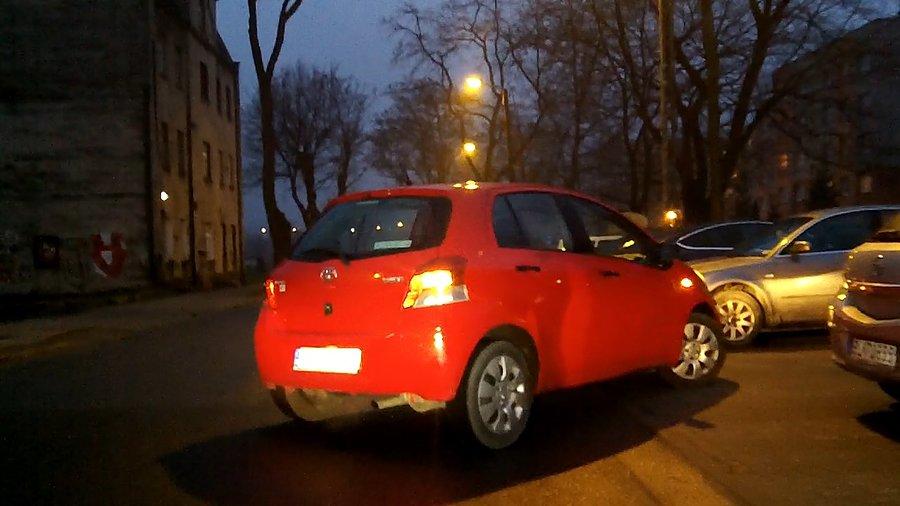 Geniusz parkowania... wpierw migał w lewo, po czym zaczął skręcać w prawo i dopiero wykonując manewr zmienił migacz