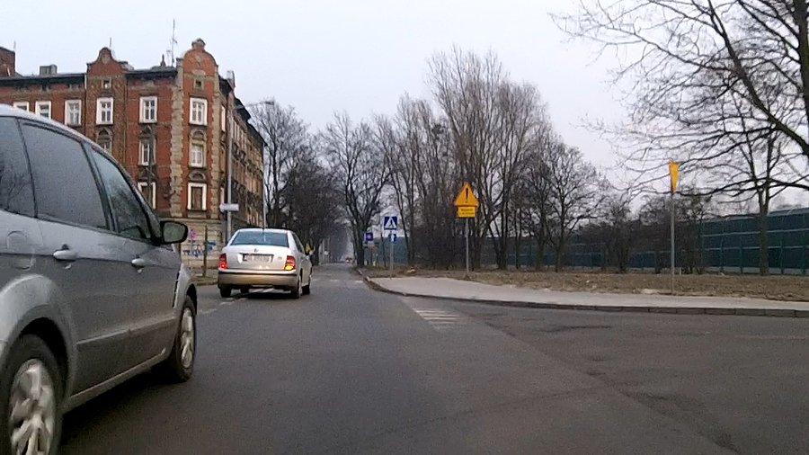 Nie lubię gdy ktoś mnie wyprzedza na skrzyżowaniu, tym bardziej że kilkanaście metrów dalej jest kolejne skrzyżowanie
