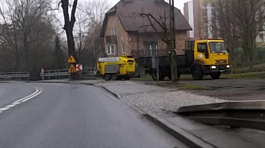 Oznakowanie i samochód z agregatem wskazują, że będzie wahadło