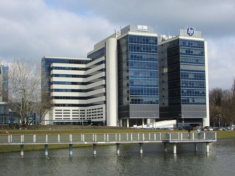 University Business Center II i pomost na Stawie Służewieckim